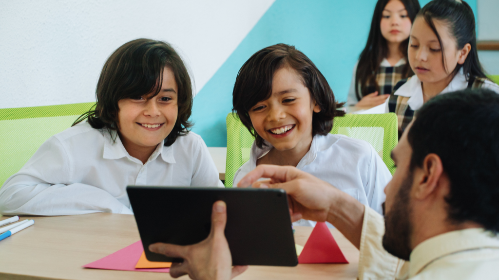 Tips Sehat Mengatur Waktu Layar untuk Anak di Zaman Serba Digital