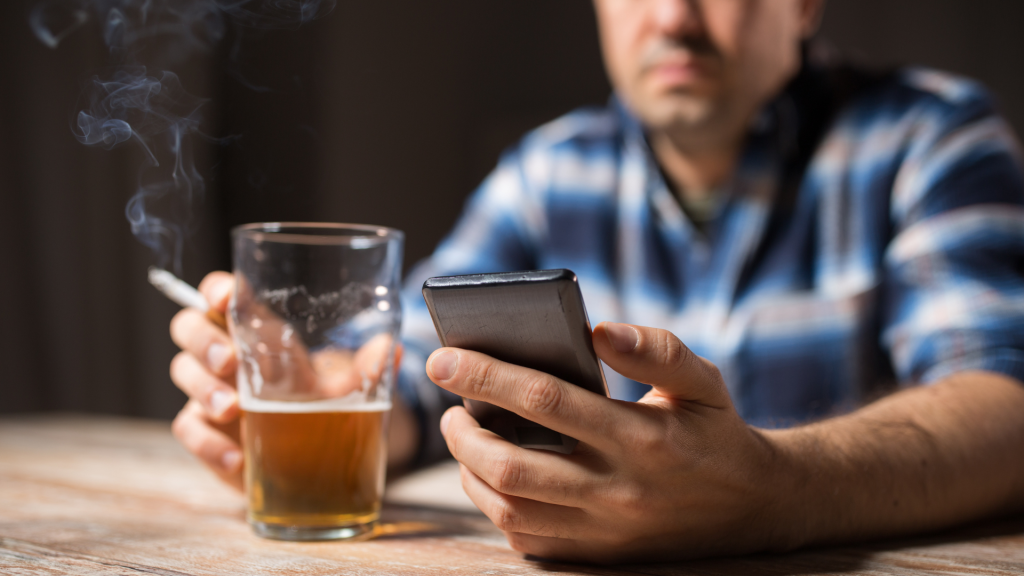 Merokok dan Alkohol: Kebiasaan Harian yang Mempercepat Proses Penuaan