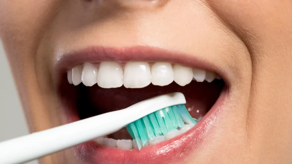 Tips Menyikat Gigi dengan Benar untuk Gigi Sensitif
