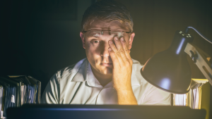 Mata Kering dan Kabur? Bisa Jadi Akibat Gadget Berlebihan