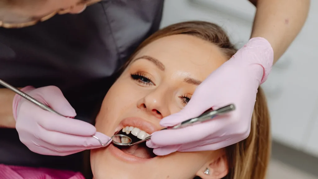 Perawatan Gigi Sensitif di Rumah vs di Dokter Gigi