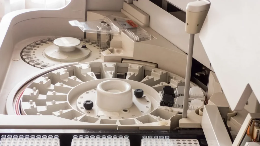 Laboratorium kecil seperti klinik, puskesmas, atau laboratorium rawat jalan sering kali menghadapi keterbatasan ruang, tenaga kerja, dan sumber daya.