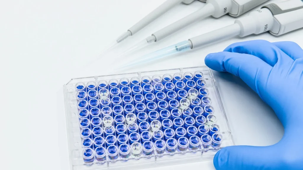 Mikrotiter plate, atau microplate, adalah alat penting dalam berbagai prosedur laboratorium seperti ELISA, uji enzim, dan imunologi.