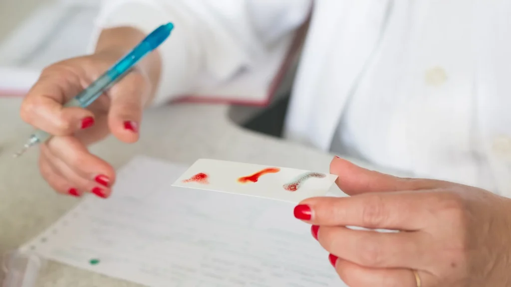 Blood typing kit digunakan untuk menentukan golongan darah seseorang.