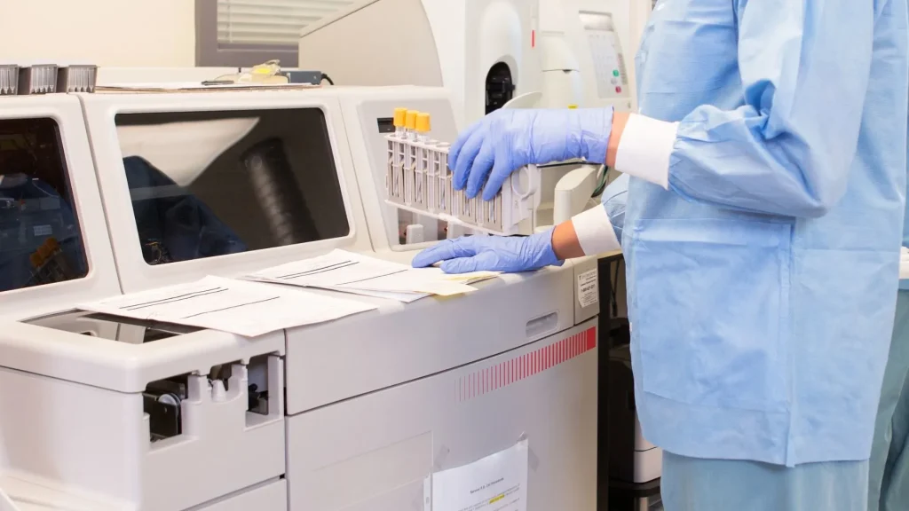 Dry Chemistry Analyzer telah menjadi pilihan populer dalam laboratorium modern karena kemudahan penggunaannya, kecepatan hasil, dan desain hemat ruang.