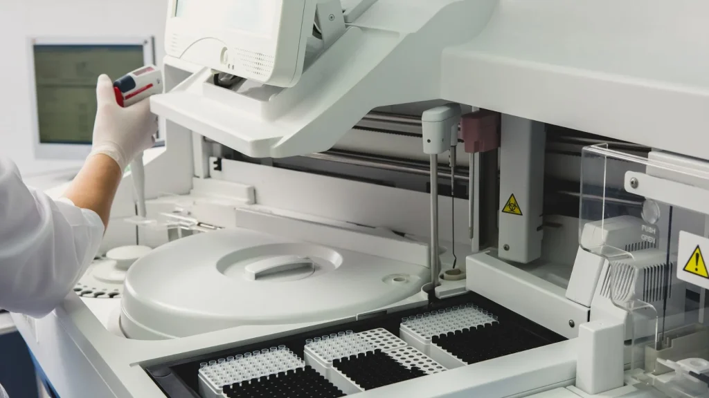 Dry Chemistry Analyzer adalah alat pemeriksaan kimia klinik yang menggunakan reagen kering dalam bentuk strip atau cartridge.