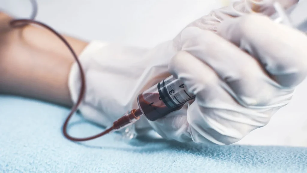 Pengambilan sampel darah menggunakan venipuncture set adalah prosedur rutin di laboratorium klinik.