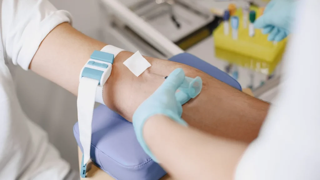 Salah satu kesalahan umum adalah pengambilan sampel darah tanpa melakukan verifikasi identitas pasien secara benar.