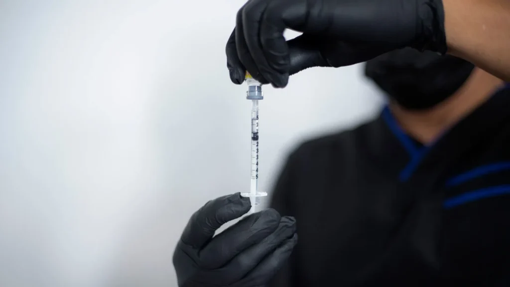 Arterial Blood Gas (ABG) syringe merupakan alat penting dalam pemeriksaan kadar gas darah, pH, dan keseimbangan asam-basa dalam tubuh.