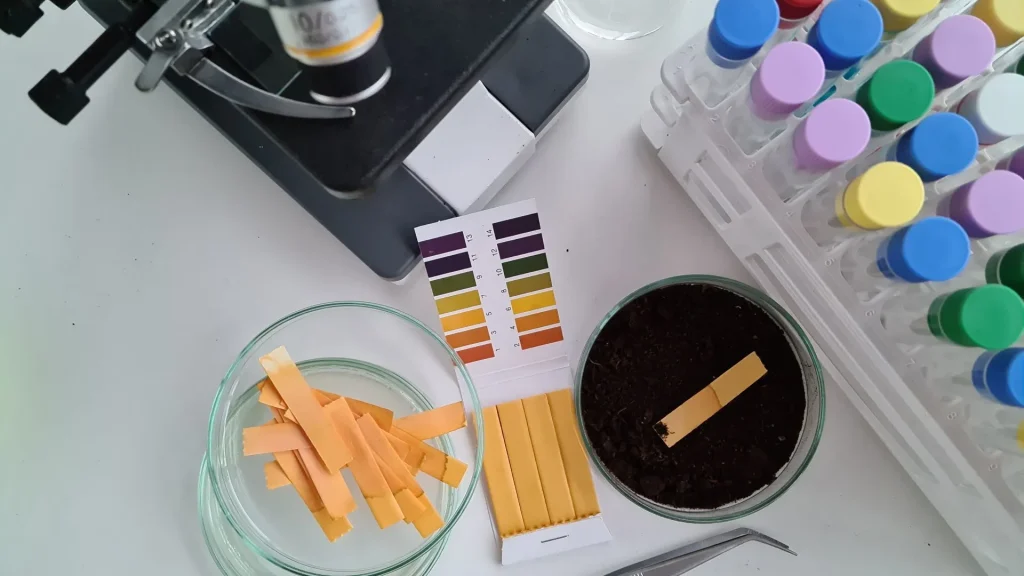 Ketone test strip dirancang untuk memberikan hasil visual berdasarkan perubahan warna yang menunjukkan kadar keton dalam urin.