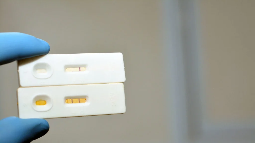 Urine hCG rapid test adalah alat uji sederhana yang digunakan untuk mendeteksi kehamilan dengan cepat melalui sampel urin.