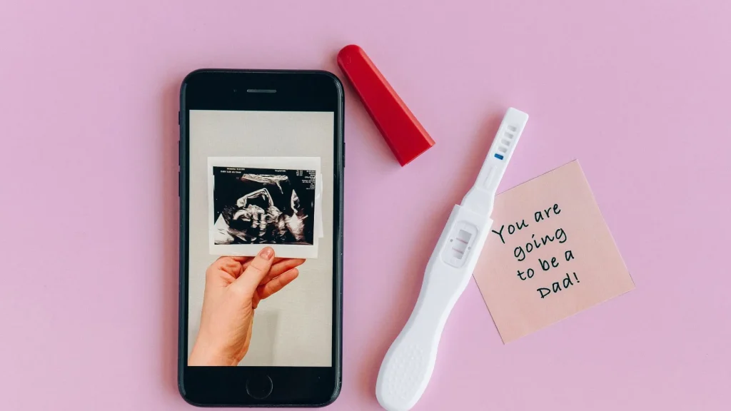 Urine hCG rapid test adalah alat uji kehamilan yang praktis digunakan di rumah.