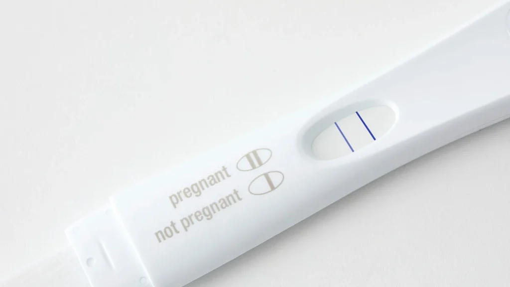 Banyak orang memulai deteksi kehamilan dengan urine hCG rapid test di rumah karena praktis dan cepat, namun ada kalanya dokter menyarankan tes laboratorium untuk memastikan hasil.