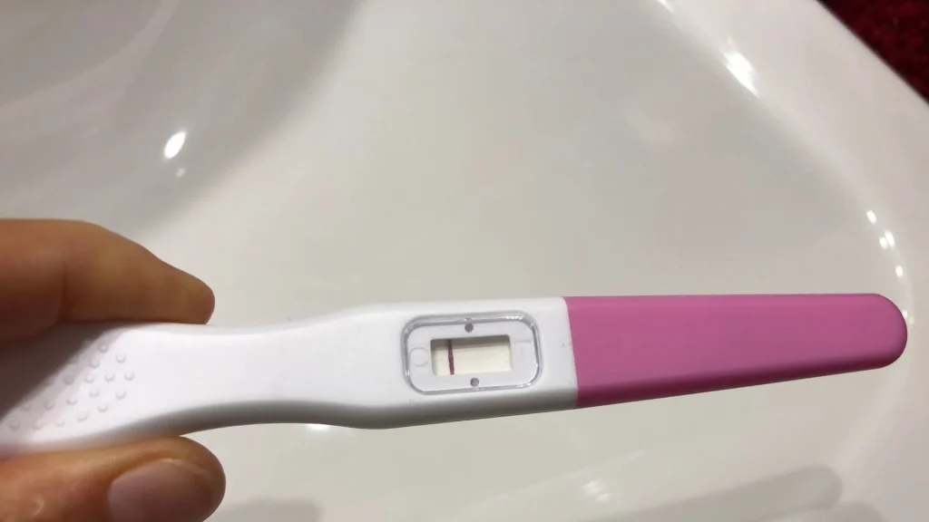 Urine hCG rapid test adalah alat deteksi kehamilan yang praktis, namun banyak orang masih bingung menafsirkan hasilnya.