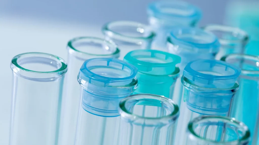 CRP Test Device berbasis POCT (Point-of-Care Testing) adalah alat diagnostik yang memungkinkan pemeriksaan kadar C-Reactive Protein dilakukan secara langsung di tempat perawatan pasien, tanpa harus mengirim sampel ke laboratorium pusat.