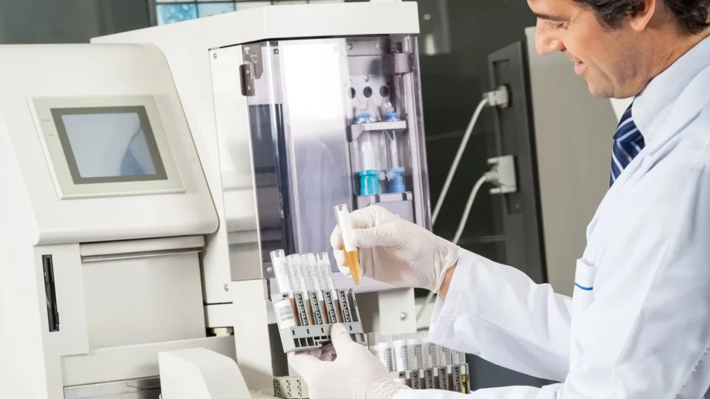 PCR Urine Analyzer adalah alat diagnostik yang menggunakan teknologi Polymerase Chain Reaction (PCR) untuk mendeteksi materi genetik dari mikroorganisme penyebab infeksi dalam sampel urin.