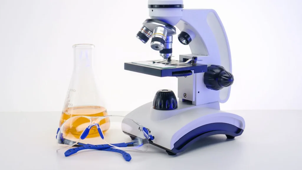 Urine microscopy set merupakan seperangkat alat laboratorium yang digunakan untuk melakukan pemeriksaan mikroskopis pada urin.