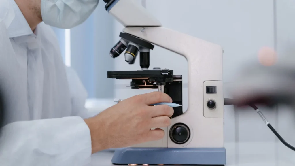 Pemeriksaan sedimen urin menggunakan urine microscopy set merupakan salah satu metode laboratorium penting dalam menilai kondisi kesehatan ginjal dan saluran kemih.