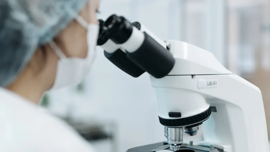 Pemeriksaan mikroskopis urin merupakan bagian penting dari analisis urin yang membantu mendeteksi sel, kristal, bakteri, dan komponen lain yang tidak terlihat secara kasat mata.