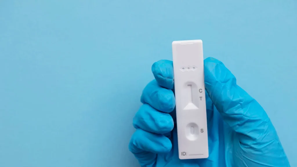 Kortisol dikenal sebagai hormon stres yang diproduksi oleh kelenjar adrenal.