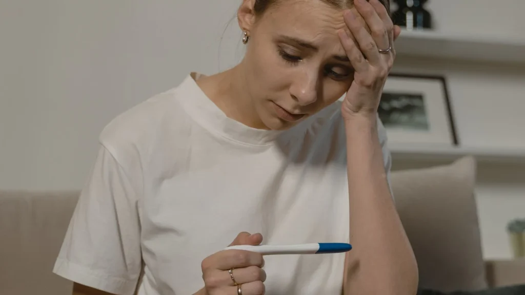 Kortisol dikenal luas sebagai hormon stres, diproduksi oleh kelenjar adrenal ketika tubuh menghadapi tekanan fisik atau emosional.