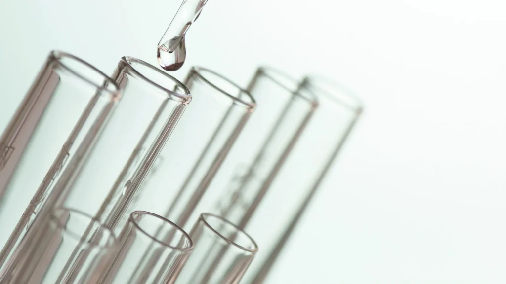 Testosteron adalah hormon penting yang berperan besar dalam menjaga vitalitas, energi, kekuatan otot, kesehatan tulang, serta fungsi seksual.