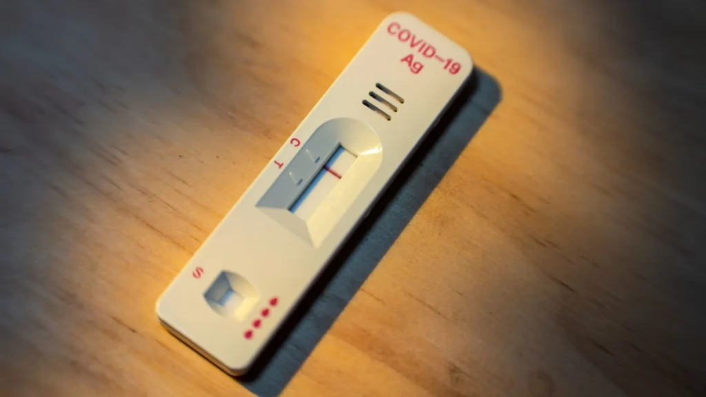 Pandemi COVID-19 menghadirkan tantangan besar dalam hal deteksi dini dan pencegahan penyebaran.