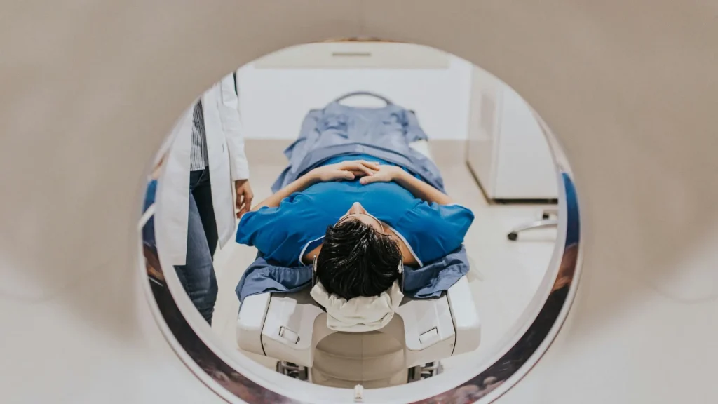 Integrasi sistem dalam radiologi berarti menghubungkan berbagai perangkat, aplikasi, dan basis data menjadi satu ekosistem digital yang saling terhubung.