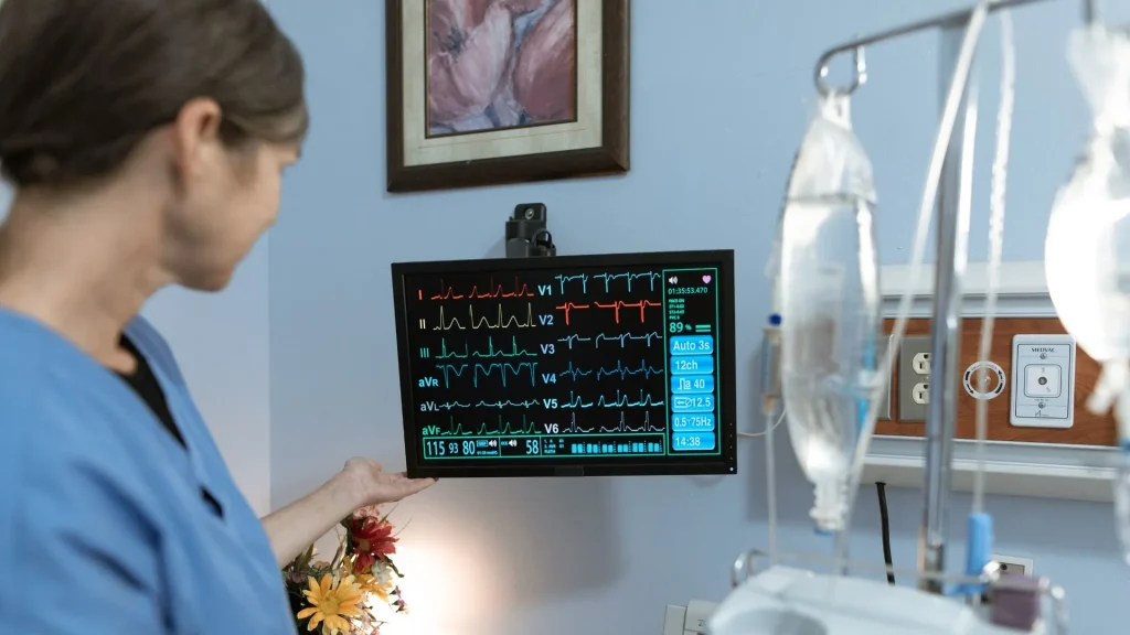 Elektrokardiogram (ECG) adalah pemeriksaan penting untuk memantau aktivitas listrik jantung.