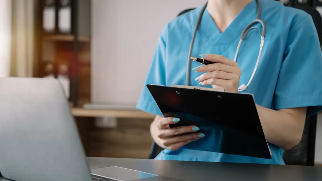 Smart hospital adalah rumah sakit yang memanfaatkan teknologi digital untuk meningkatkan layanan kesehatan.