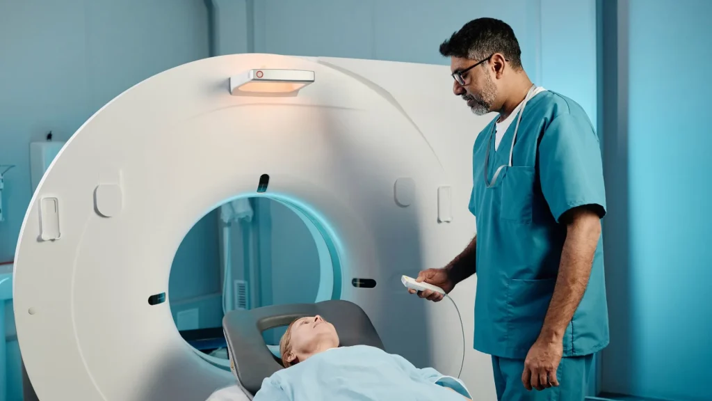 MRI dan CT scan merupakan alat diagnostik yang sering digunakan di rumah sakit.