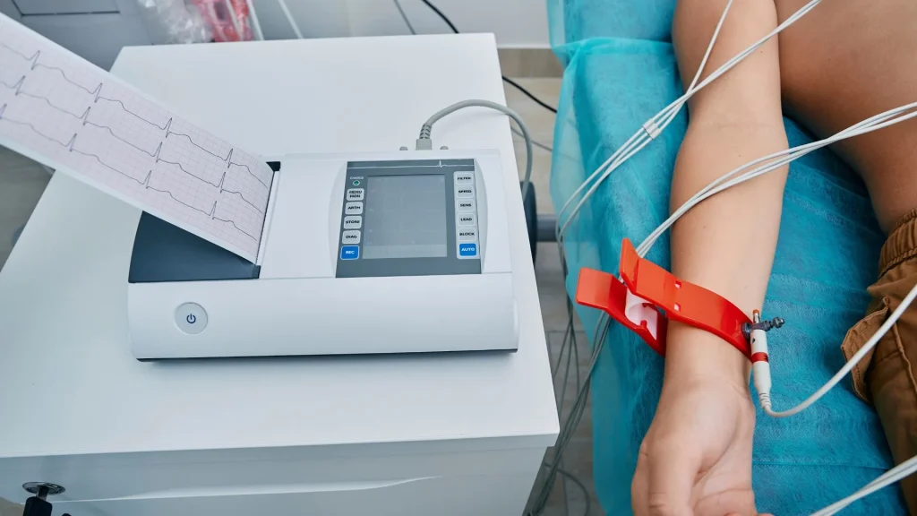 Portable ECG atau elektrokardiogram portabel adalah perangkat medis modern yang dirancang untuk memantau aktivitas listrik jantung secara praktis.