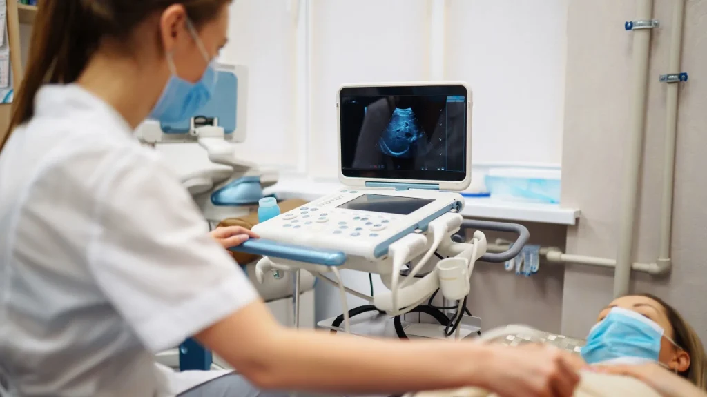 Banyak wilayah terpencil menghadapi keterbatasan layanan kesehatan karena kurangnya tenaga medis dan peralatan diagnostik.