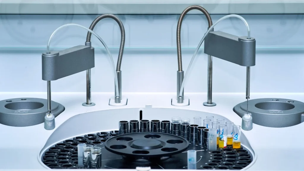 Laboratorium modern kini bertransformasi dengan memanfaatkan analyzer otomatis sebagai pusat dari sistem pemeriksaannya.