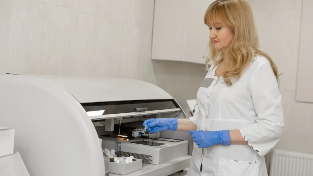 Laboratorium medis kini bergerak menuju era baru dengan penerapan full automation yang mencakup seluruh alur kerja pengujian.