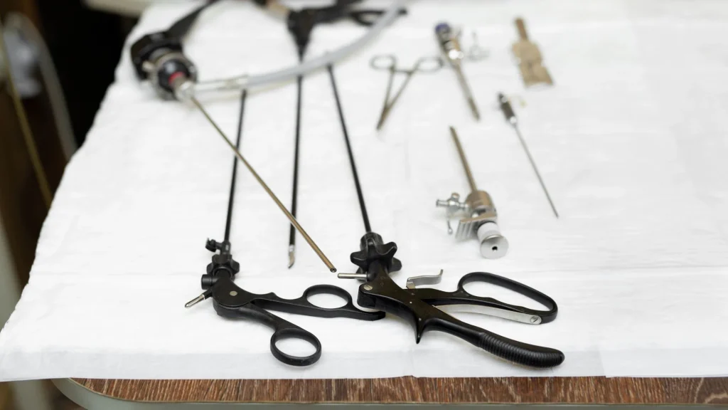 Banyak orang beranggapan bahwa operasi laparoskopi lebih mahal dibandingkan operasi terbuka.