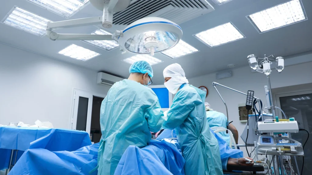 Dalam dunia medis modern, perbedaan pandangan antara dokter bedah mengenai teknik laparoskopi dan operasi terbuka masih sering muncul.