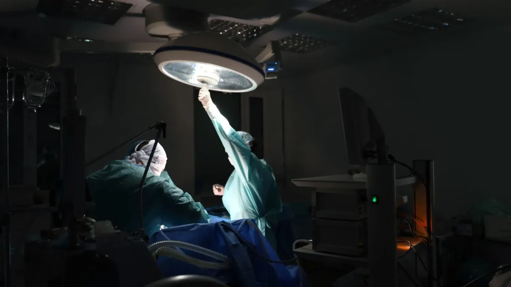 Cahaya merupakan komponen krusial dalam prosedur laparoskopi karena berfungsi menerangi rongga tubuh yang gelap agar dokter dapat melihat struktur organ dengan jelas.