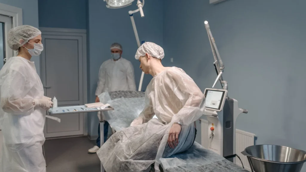 Salah satu keunggulan utama bedah laparoskopi adalah waktu pemulihan pasien yang jauh lebih singkat dibandingkan operasi terbuka.