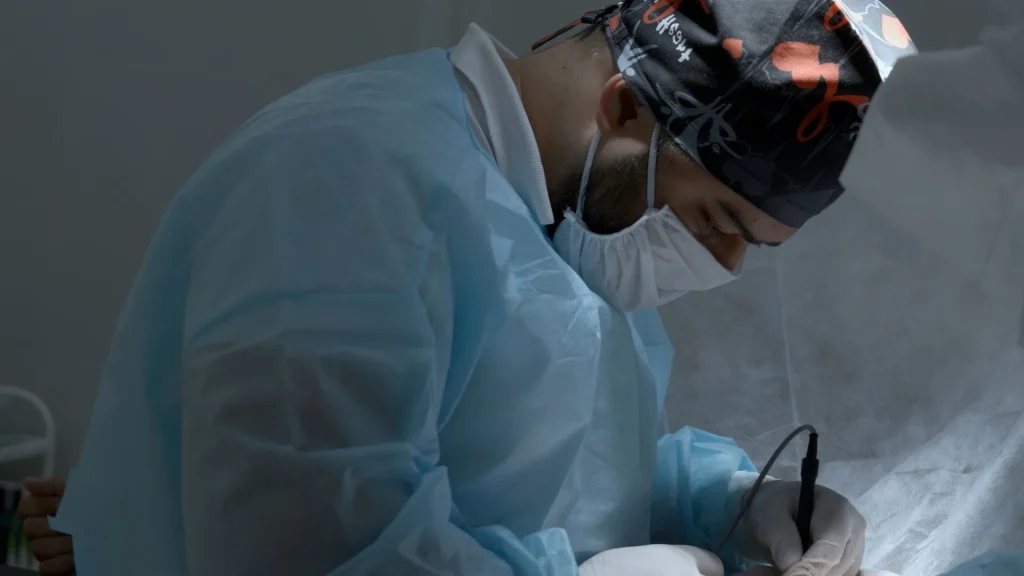 Kamera laparoskopi menjadi elemen utama dalam prosedur bedah minimal invasif.