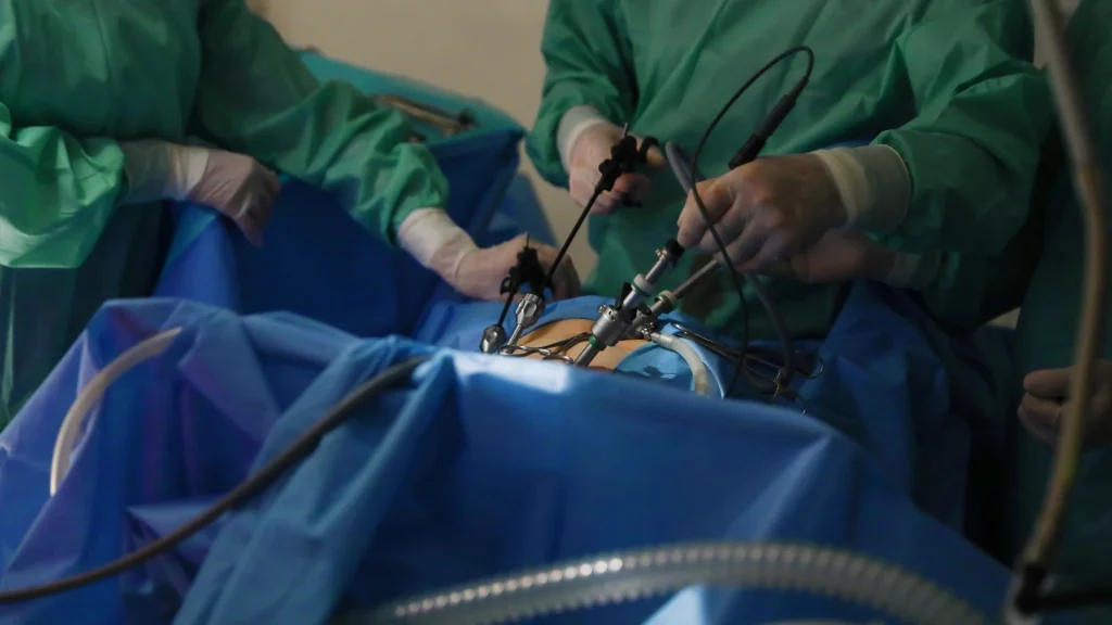 Dokter senior memiliki pengalaman klinis yang lebih luas dibandingkan dokter junior, terutama dalam menghadapi berbagai situasi intraoperatif.