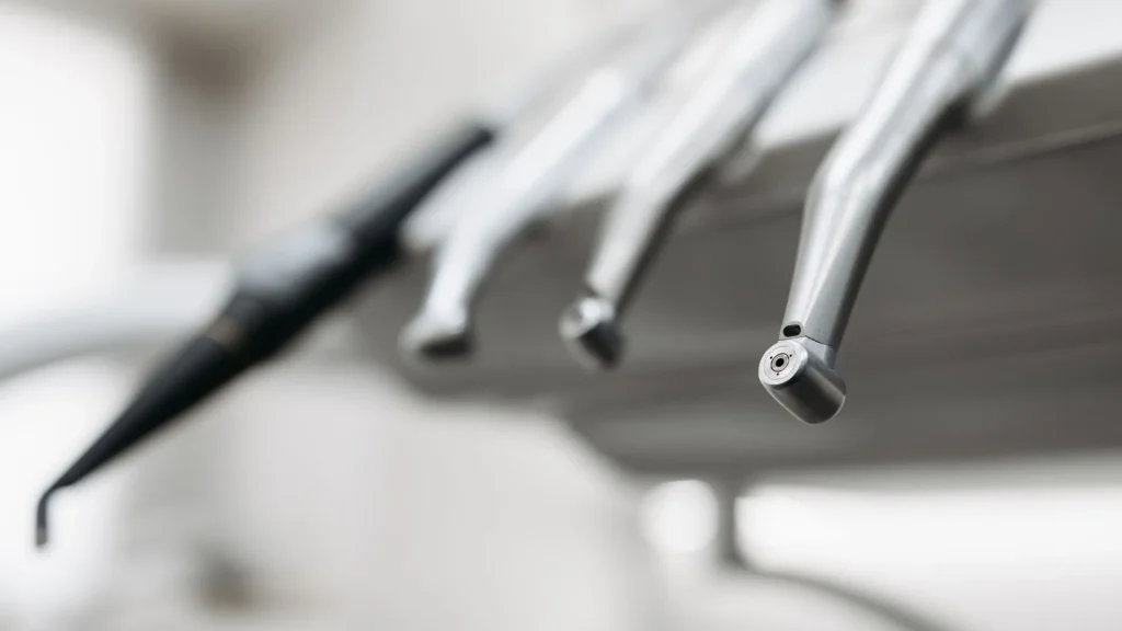 Perkembangan teknologi visual medis telah mengalami lompatan besar dari kamera konvensional menuju sistem high definition (HD) dan kini mengarah ke realitas virtual (VR).