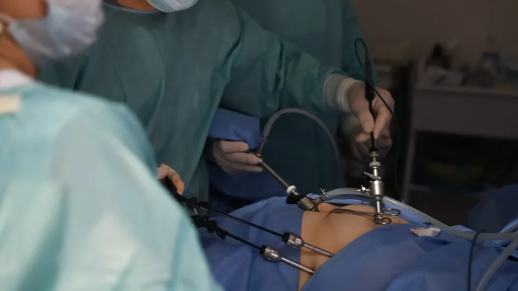 Tremor atau getaran halus pada tangan merupakan tantangan fisiologis yang dapat memengaruhi ketepatan tindakan bedah.