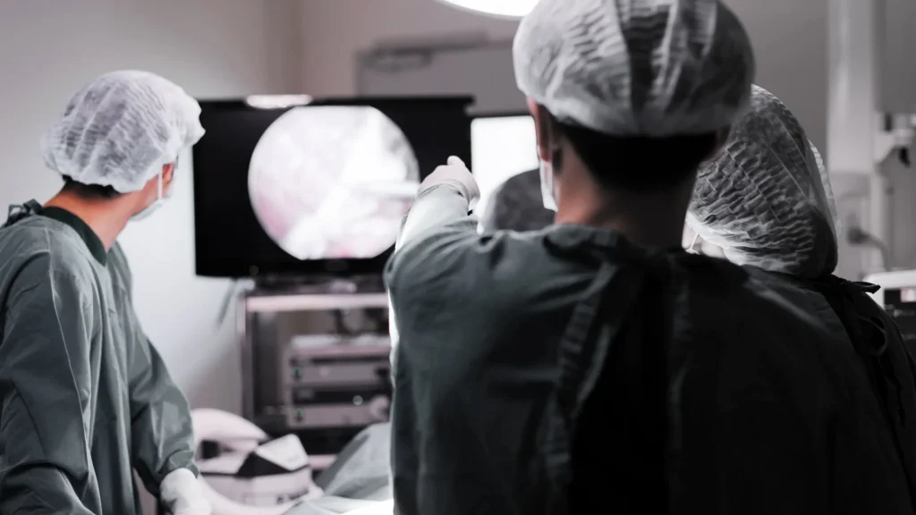 Pemanfaatan data CT dan MRI dalam sistem augmented reality (AR) laparoskopi menjadi langkah maju dalam meningkatkan akurasi bedah minimal invasif.