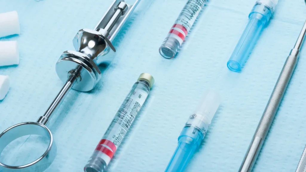 Anestesi umum bekerja dengan menekan kesadaran dan refleks tubuh agar pasien tidak merasakan nyeri selama operasi.