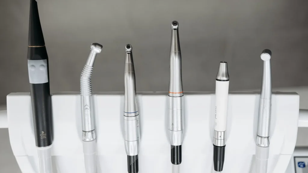 Augmented Reality (AR) mulai menarik perhatian di bidang kesehatan karena kemampuannya memberikan visualisasi mendalam dalam tindakan medis.