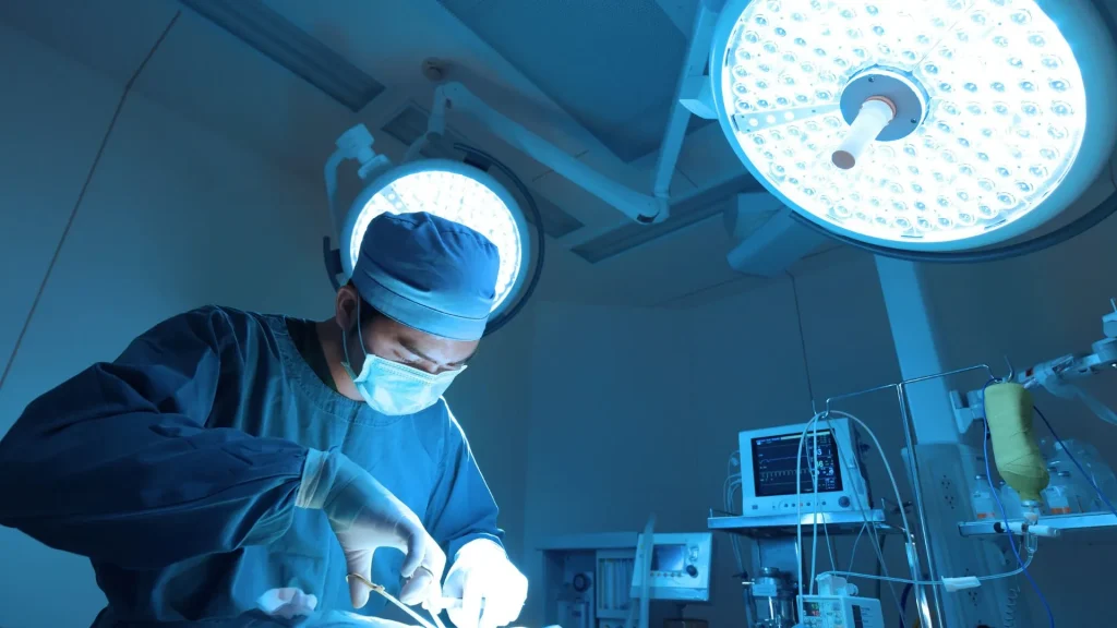 Selama berabad-abad, operasi dilakukan sepenuhnya dengan tangan manusia. Dokter mengandalkan keahlian manual, ketepatan gerakan, dan pengalaman klinis untuk melakukan tindakan bedah.