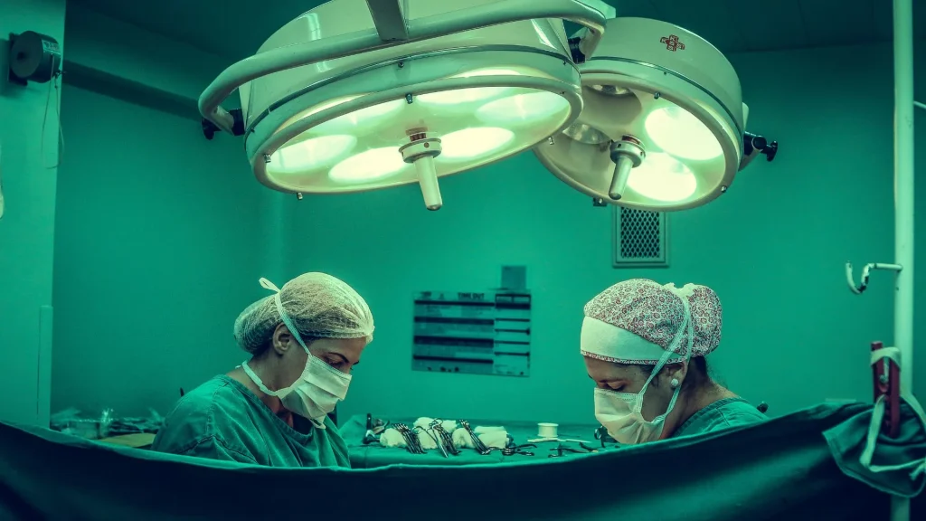 Robotik surgery memerlukan investasi awal yang jauh lebih besar dibanding operasi konvensional.
