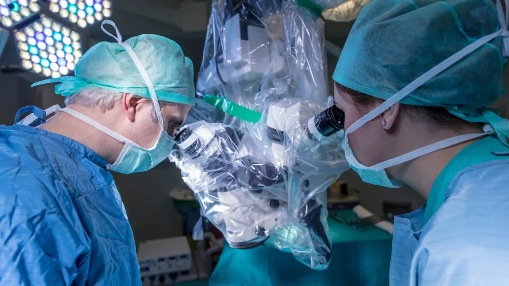 Salah satu solusi efisiensi biaya untuk robotik surgery adalah dengan menggunakan model pay-per-use.