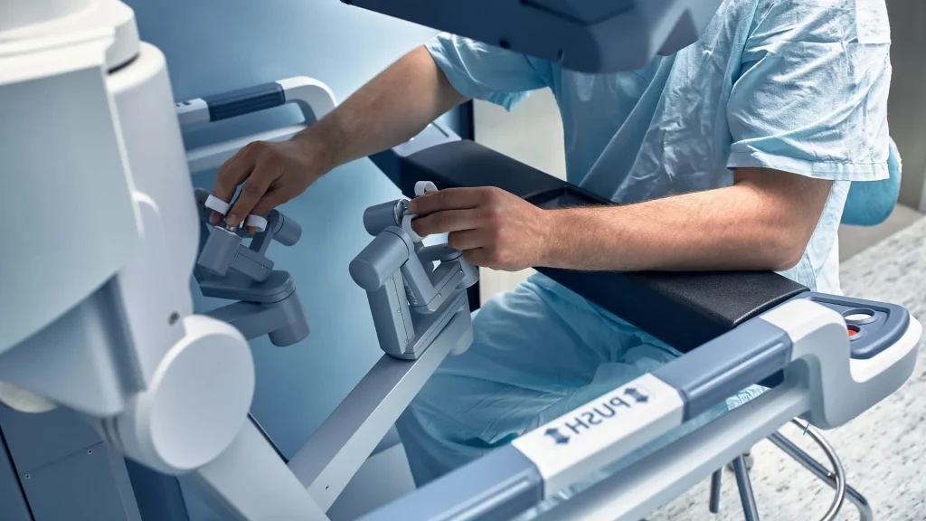 Dalam era modern bedah robotik, penting dipahami bahwa robot bukanlah pengganti dokter melainkan alat bantu yang meningkatkan kemampuan manusia.